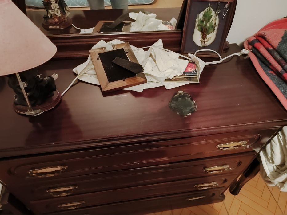 Vendo cómoda com espelho