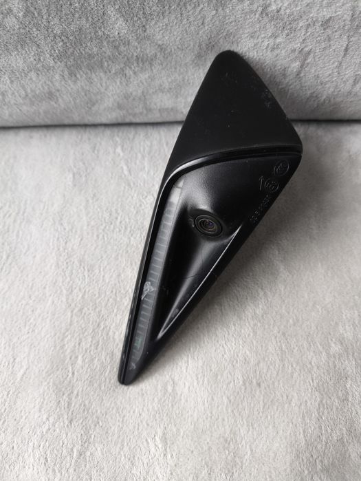 Повторювач поворота правий камера в крило model y