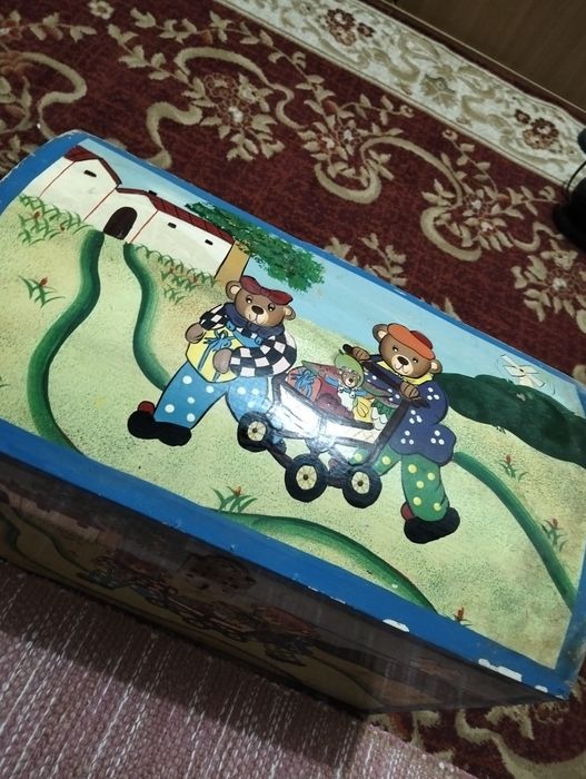 Baú em madeira antigo impecável