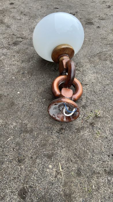 Drewniana lampa wiszaca