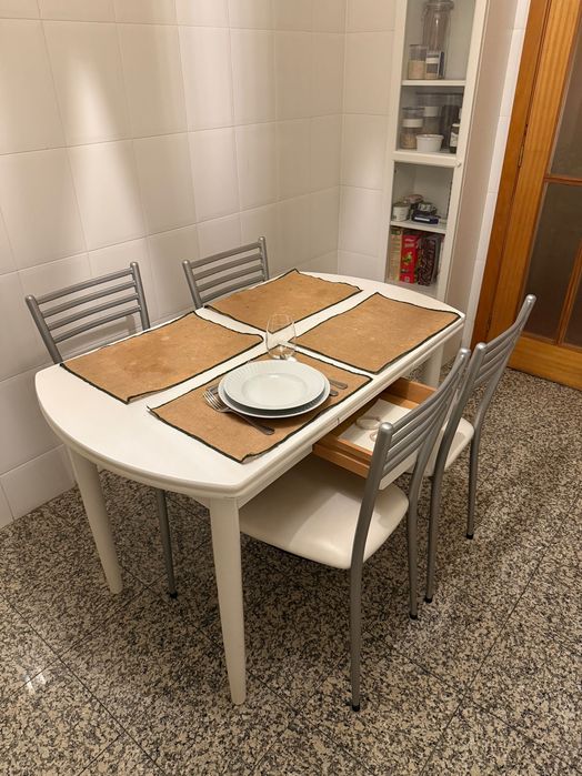 NOVO PREÇO: Mesa de cozinha extensível (6 pax), com arrumação e 4 cadeiras