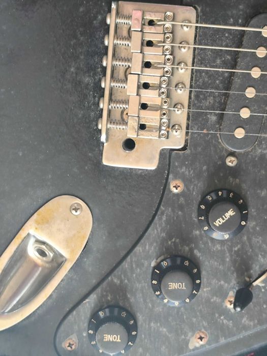 Guitarra elétrica dos anos 90, vendida no estado em que está.