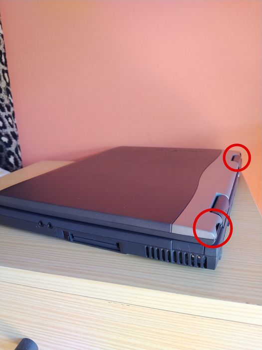 Portátil antigo Toshiba Windows 98 casa apartamento vivenda quarto sal