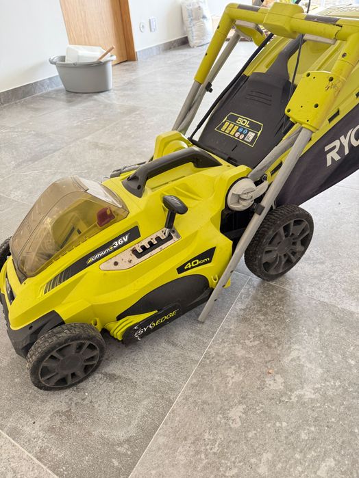 Máquina de cortar relva Ryobi