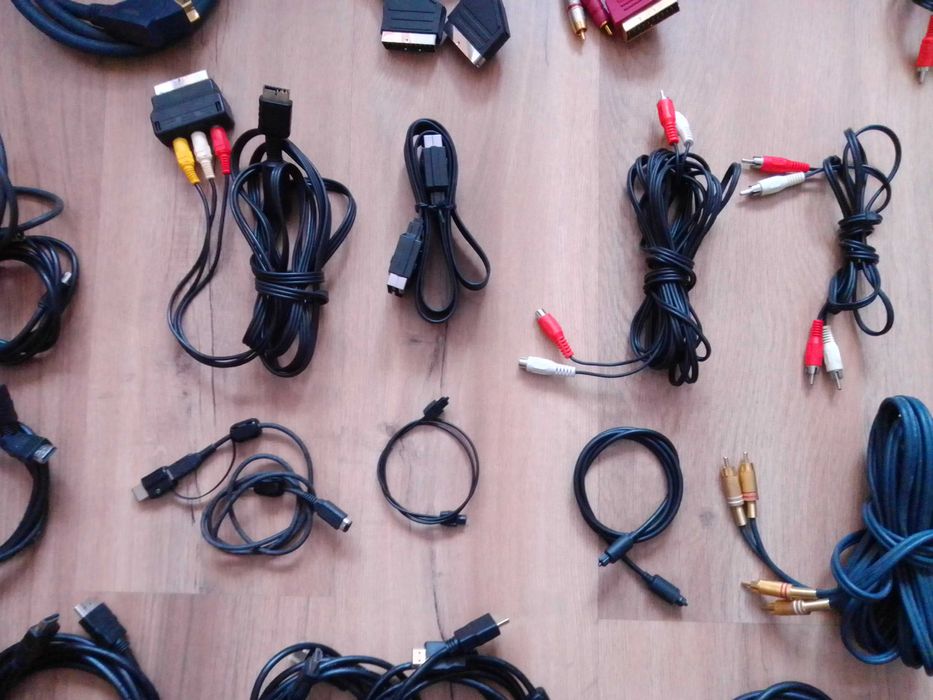 Vários cabos para Hi-Fi, imagem, consolas e telefones.