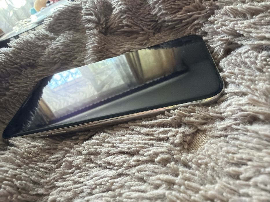 iPhone X, на 64 ГБ белого цвета