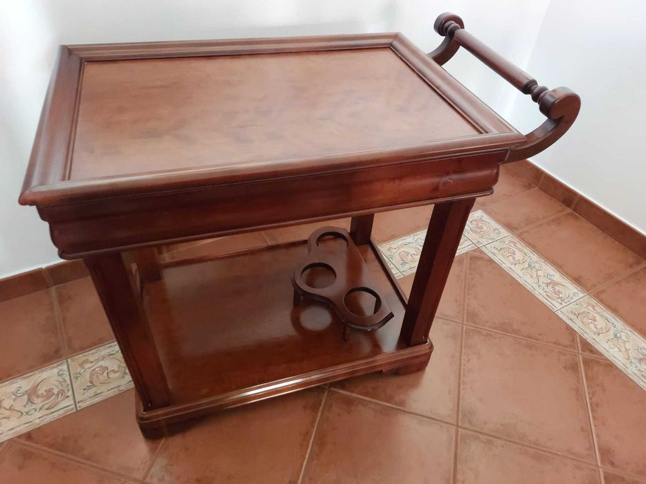 Carrinho de chá e bebidas para sala de estar em cerejeira