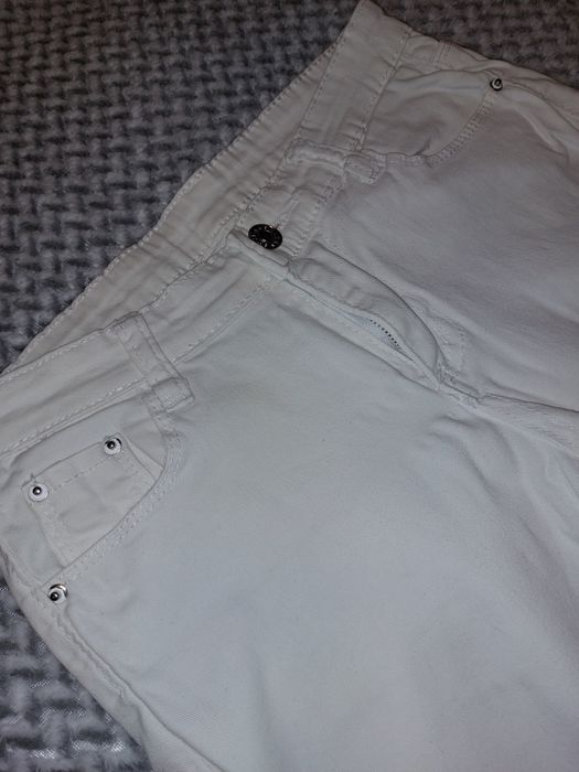 Białe jeansy z dziurami