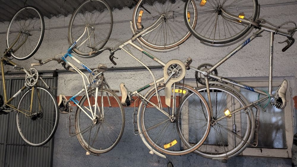 Bicicletas antigas e pasteleiras