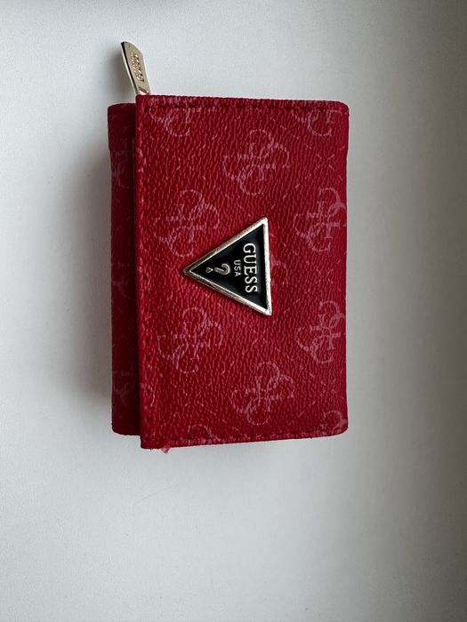 Nieuzywany nowy portfel czerwony