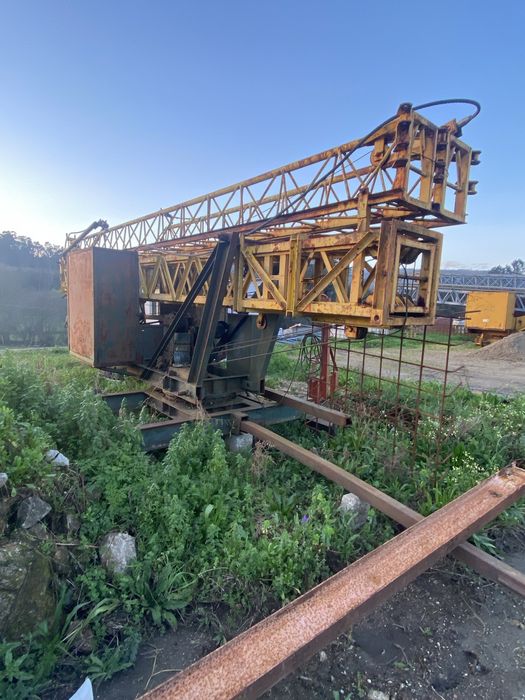 Vendo Grua Cail  - 14m de lança por 16 m de altura
