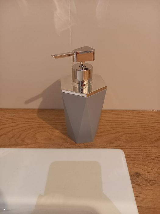 Szary dozownik na mydło