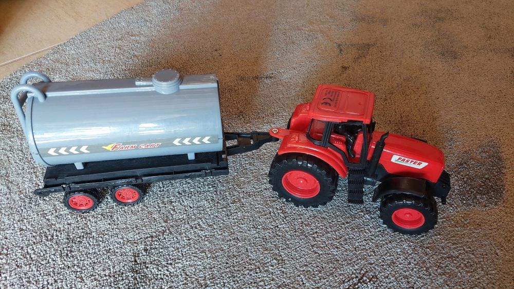 Traktor z przyczepą beczką