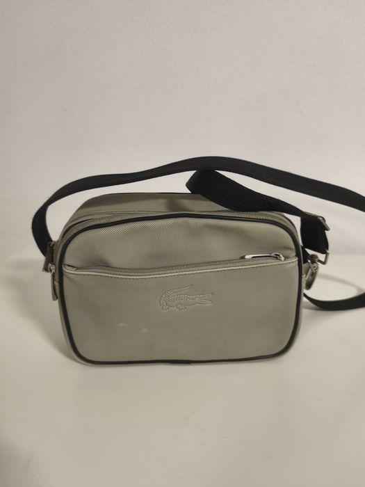 Bolsa Lacoste tom cinza
