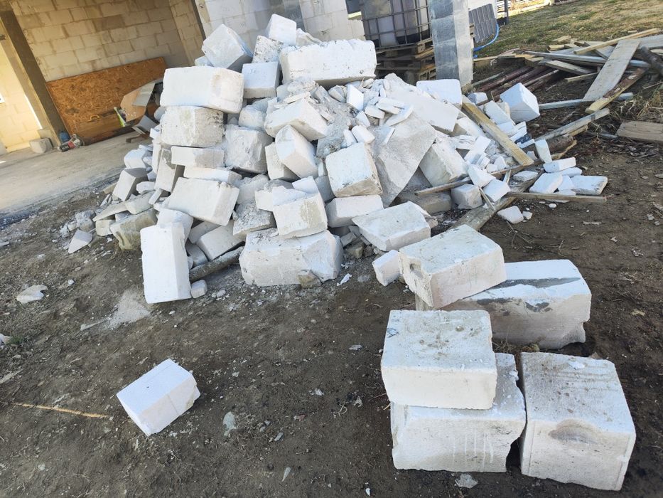 Oddam za darmo pozostałość po  pustakach solbet 24cm 600