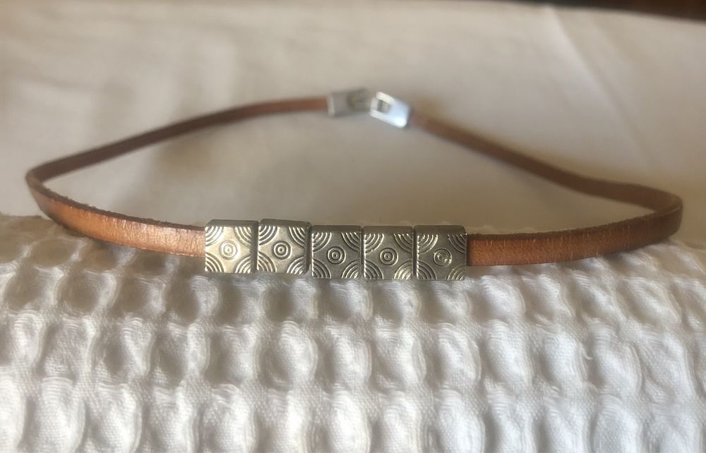 Vários colares, vários tamanhos, feitios e cores