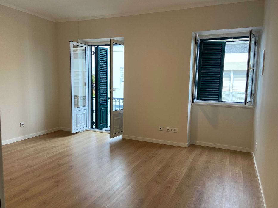 R.Laureano, T4, com jardim e garagem