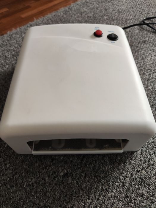 Lampa UV do manicure hybrydy
