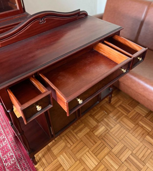 Consola em madeira de carvalho, com detalhes