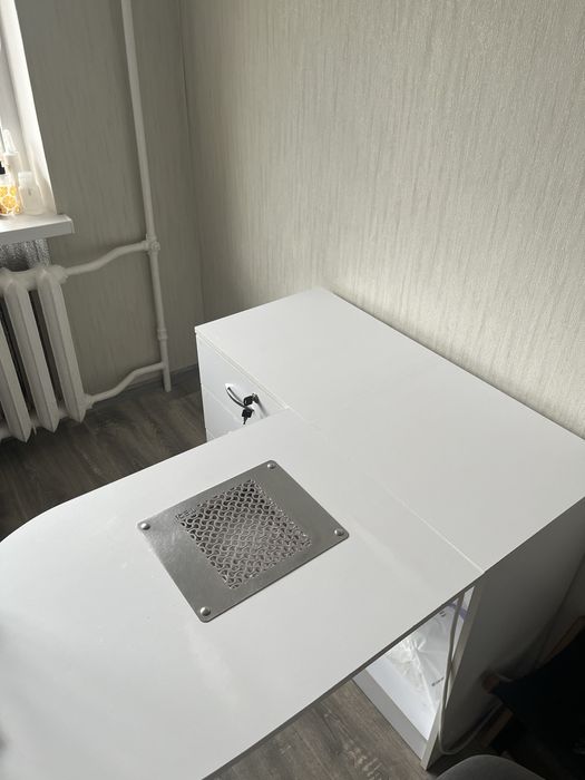 Продам манікюрний стіл з 1.04