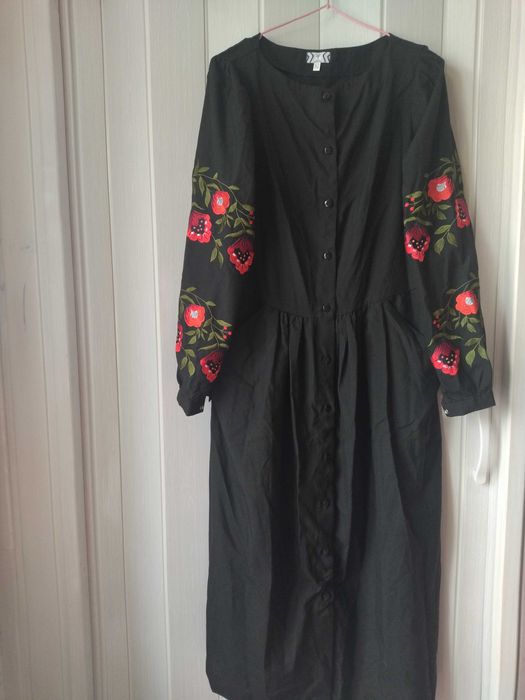 Сукня міді в чорному кольорі з яскравою вишивкою на рукавах