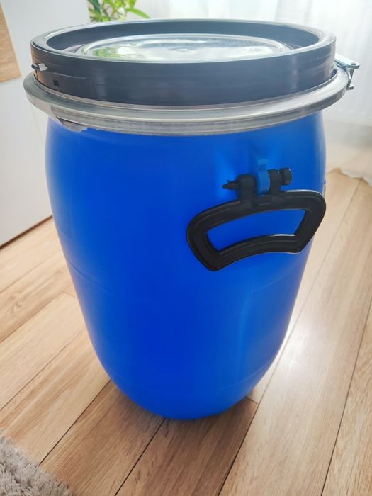 Plastikowa beczka .