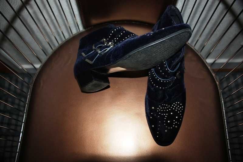 Botins azuis escuros com aplicações em dourado STRADIVARIUS T.40