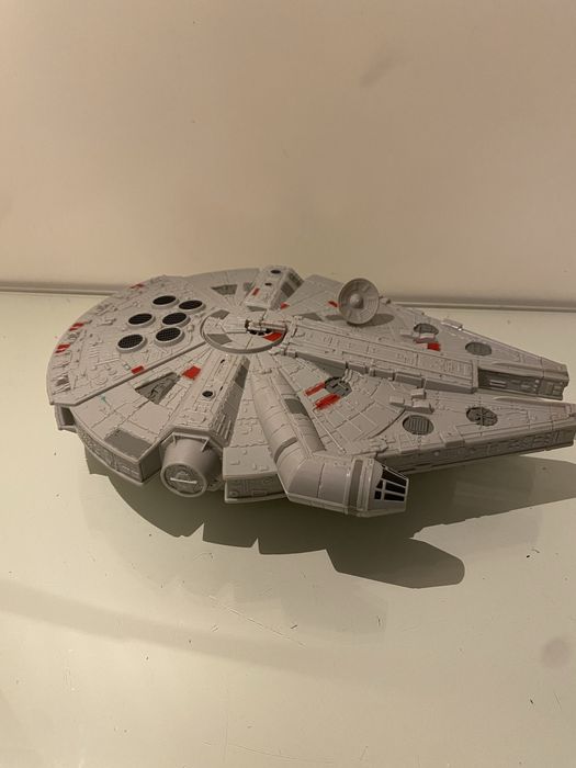 Star wars millenium falcon423648068706641921
