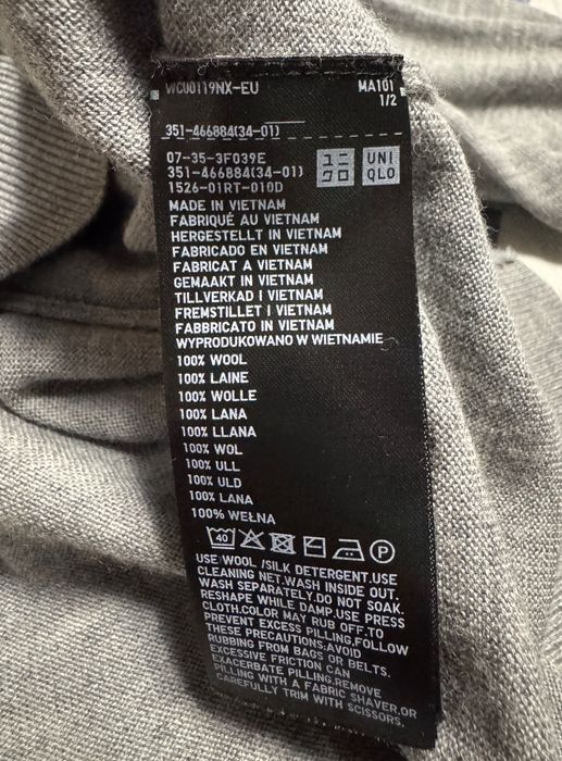 Тонкий шерстяной джемпер Uniqlo.
