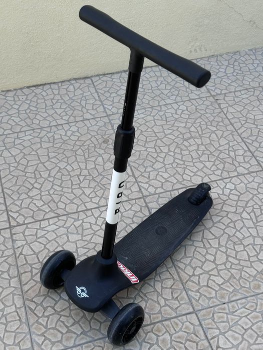 Trotinete Bird com rodas luminosas