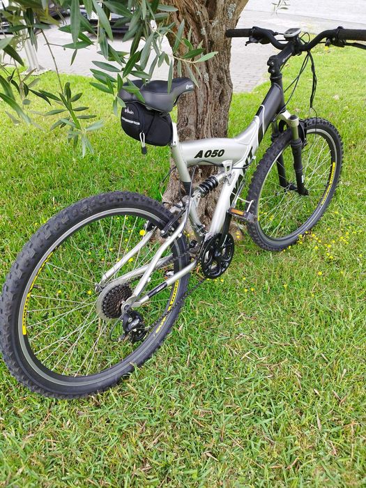 Bicicleta nova de montanha com soporte de ferramentas