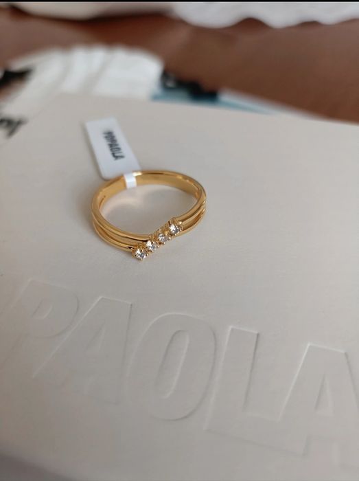 Asymetric 4-zirconia ring in gold-plated silver