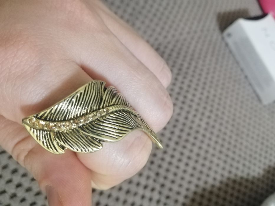 Кольцо, каблучка у вигляді пір'їнки із камінцями