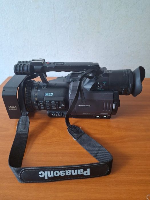 Професійна відеокамера Panasonic DVX100B