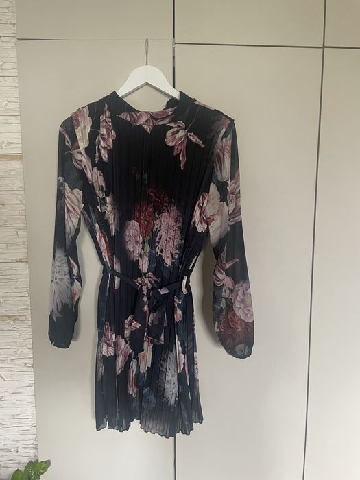 Sukienka w kwiaty, przewiewne rękawy