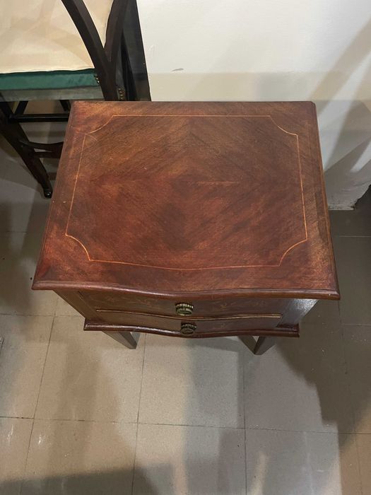 Mesinha de cabeceira vintage de madeira maciça em ótimo estado