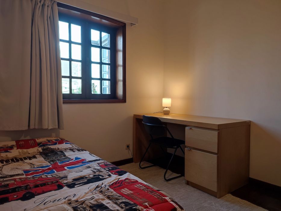 Alugo Quarto solteiro/a