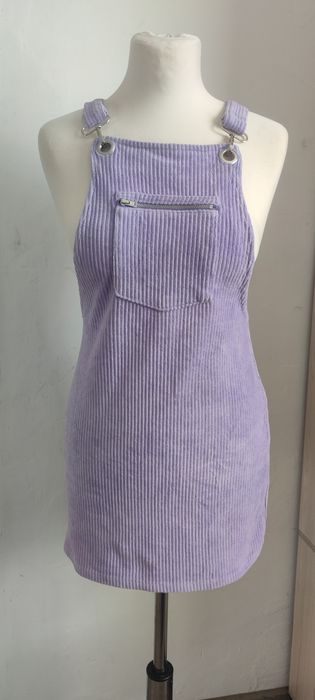 Fioletowa sukienka ogrodniczka