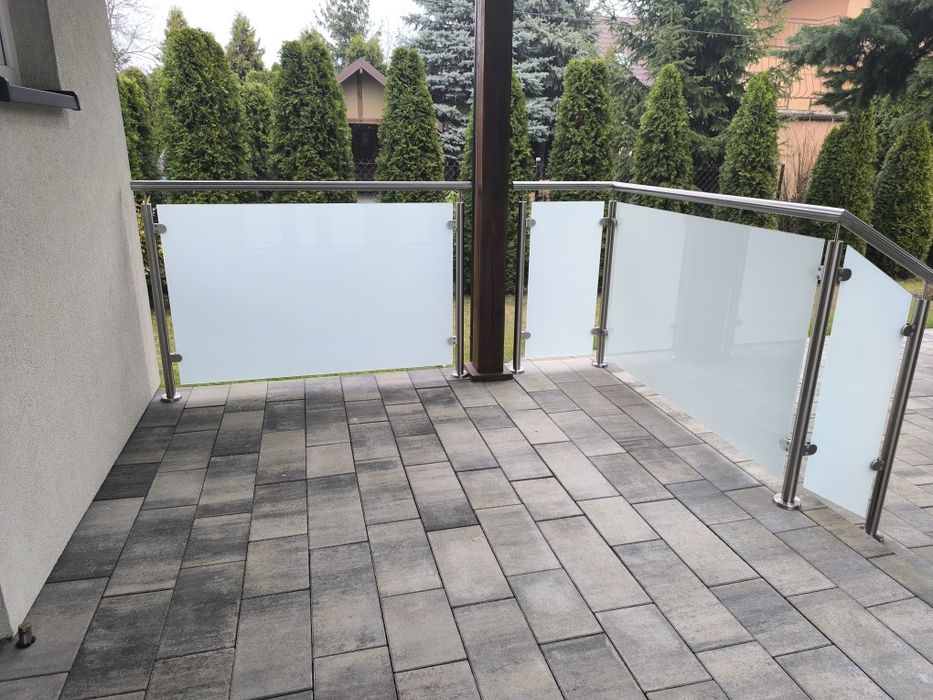 Balustrady z montażem szklane, nierdzewne, ze stali.  INOX-FORCE