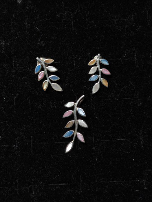 Zestaw srebrnej biżuterii w kształcie liścia