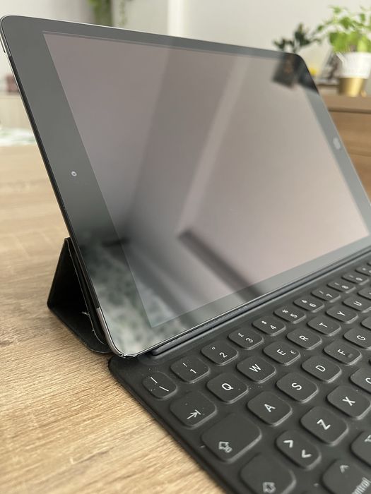 iPad 7 32GB Wifi + Cellular 4G Apple Smart Keyboard Folio