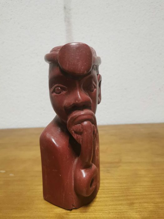 Estatueta em pedra avermelhada... pedra da Calunda.