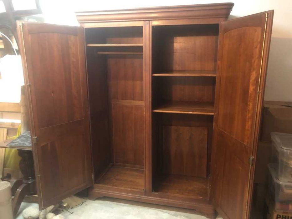 Armário clássico em madeira de nogueira – Elegância e robustez