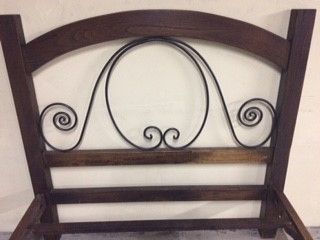 Cama de casal em madeira maciça