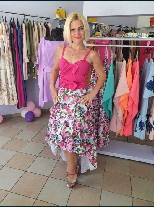 Spódnica w kwiaty z krótkim przodem