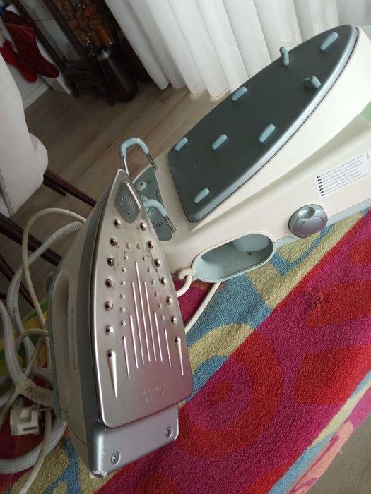 Ferro de engomar com caldeira e tábua de passar