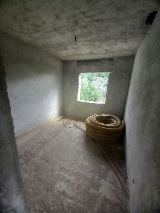 Vende se terreno com moradia em construção  Ribas de Baixo Fanhões