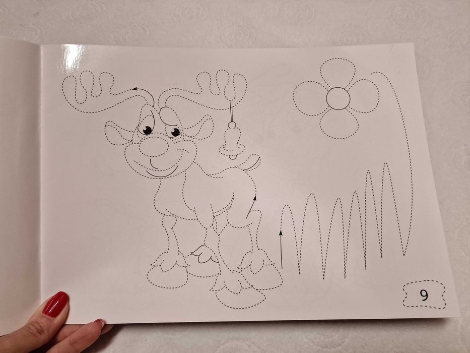 Książeczka do ćwiczeń grafomotorycznych "Rysuj z reniferem"