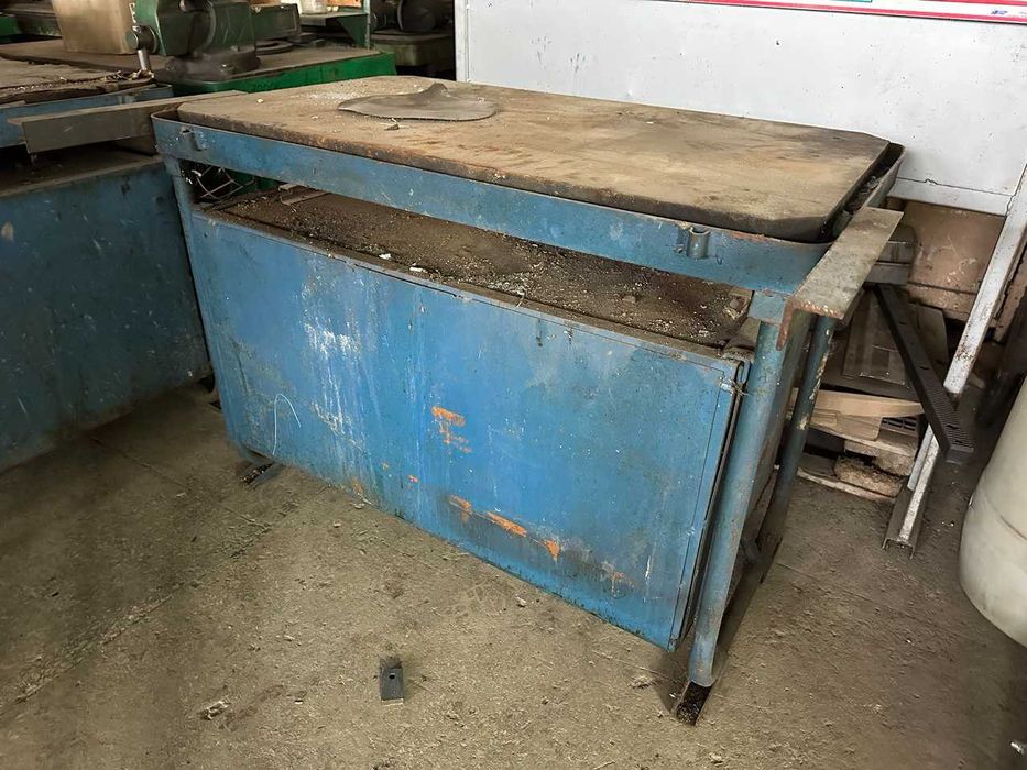 Робочий слюсарний стіл промислового типу