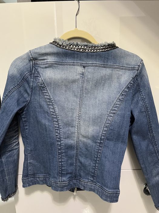 Krótka jeansowa kurteczka obszyta ozdobym lańcuszkiem